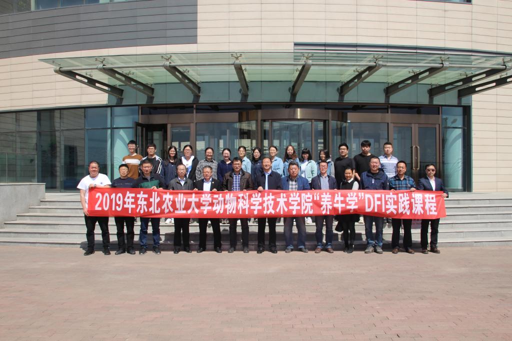 校企领导与实习学生合影